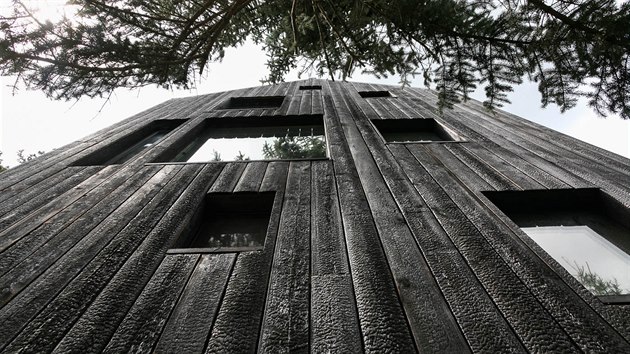 Černou barvu dávají chatě v brněnském Jundrově ohořelá modřínová prkna. Taková fasáda by měla vydržet nejméně padesát let.