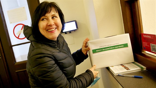 Hustopečská starostka Hana Potměšilová je zastánkyní změny názvu železniční stanice, která nyní nese jméno Šakvic. O přejmenování rozhoduje anketa právě v Hustopečích.