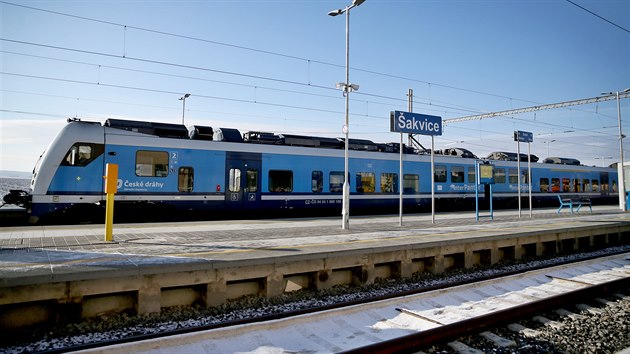 Vlaková stanice na Břeclavsku nese název Šakvic, které jí jsou nejblíž. Leží však na katastrálním území Hustopečí, v nichž se snaží o přejmenování zastávky.
