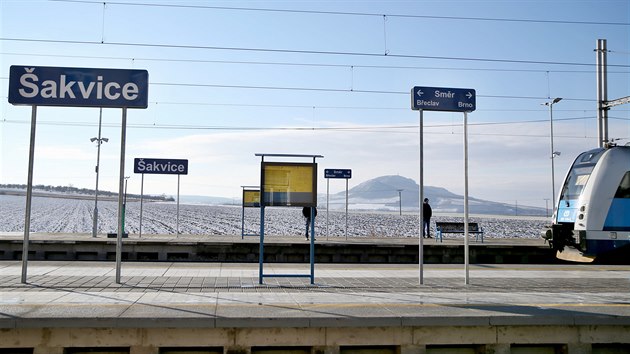 Vlaková stanice na Břeclavsku nese název Šakvic, které jí jsou nejblíž. Leží však na katastrálním území Hustopečí, v nichž se snaží o přejmenování zastávky.
