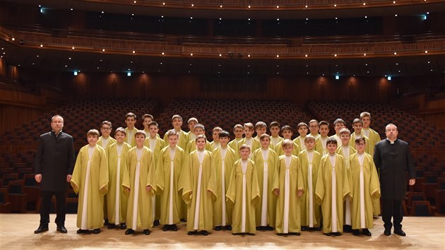 Chlapeck sbor Boni pueri z Hradce Krlov na pdiu monumentlnho Hyogo Performing Arts Center v Japonsku.