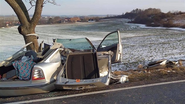 idika kody Octavia nepeila u estok nraz do stromu. Spolujezdce musel do nemocnice pepravit vrtulnk.