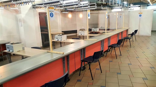 P�em�nit foyer a �atnu multifunk�n�ho centra Fabrika Svitavy v o�kovac� centrum trvalo t�i dny.