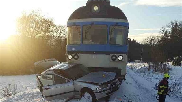 Srážku s vlakem na železničním přejezdu u Žamberku řidič BMW nepřežil. (21. 1. 2021)