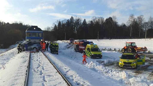 Srku s vlakem na elezninm pejezdu u amberku idi BMW nepeil. (21. 1. 2021)