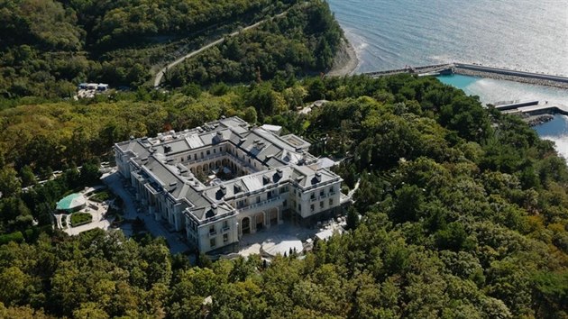 Luxusní vila na pobřeží Černého moře, jež podle opozičního politika Alexeje Navalného patří ruskému prezidentovi Vladimiru Putinovi (20. ledna 2021)