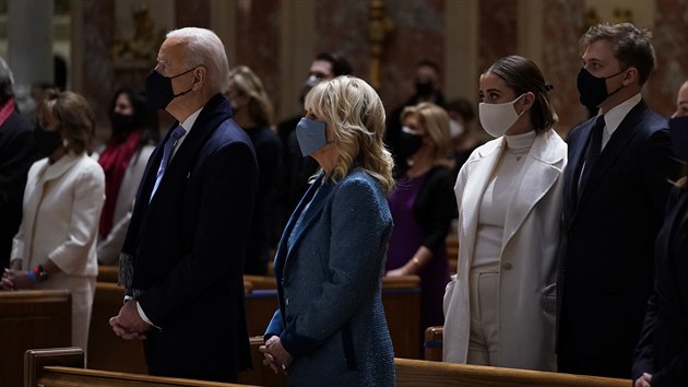 Joe Biden a jeho manelka Jill Bidenov se astn me v katedrle apotola sv. Matoue. (20. ledna 2021)
