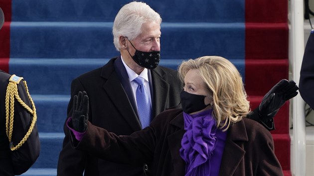 Bval prezident Bill Clinton a jeho manelka, bval ministryn zahrani Hillary Clintonov, dorazili na inaugurac Joe Bidena. (20. ledna 2021)