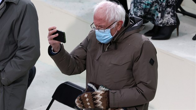 Sentor Bernie Sanders dorazil na inauguraci nov zvolenho prezidenta USA Joea...