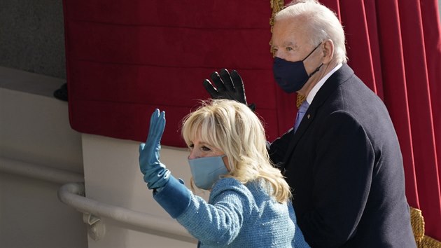 Prezident Joe Biden a prvn dma Jill Bidenov odchz po inauguraci. (20. ledna 2021)