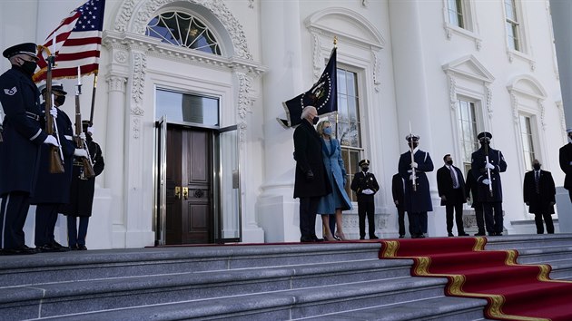 Prezident Joe Biden a Jill Bidenov se slavnostn fotografuj ped prvnm...