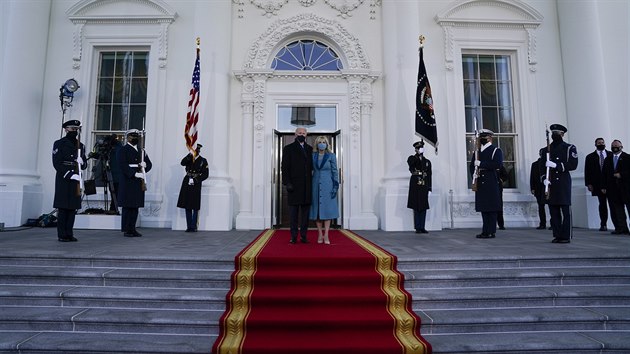 Prezident Joe Biden a Jill Bidenová se slavnostně fotografují před prvním vstupem do Bílého domu. (20. ledna 2021)