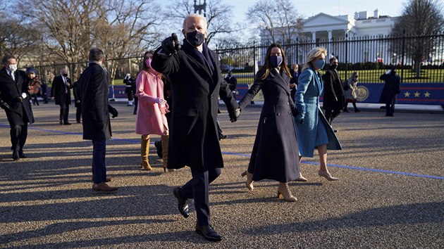 Prezident Joe Biden s manelkou Jill a dcerou Ashley na cest do Blho domu....