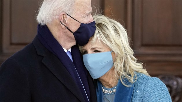Prezident Joe Biden s manželkou Jill před vchodem do Bílého domu. (20. ledna 2021)
