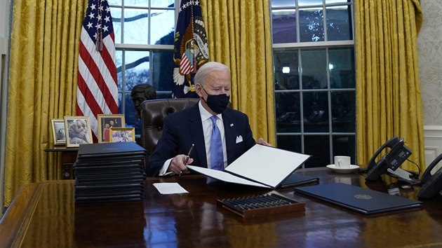 Joe Biden podepsal řadu exekutivních příkazů, které zvrátí některá Trumpova rozhodnutí. (20. ledna 2021)