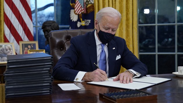 Joe Biden podepsal řadu exekutivních příkazů, které zvrátí některá Trumpova rozhodnutí. (20. ledna 2021)