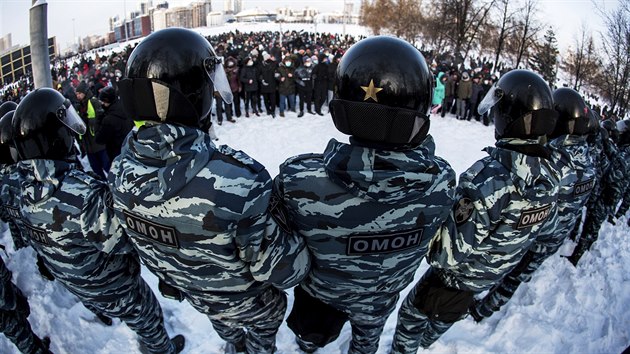 Policie v Jekatěrinburgu vytvořila blokádu proti demonstrantům podporujícím vůdce opozice Alexeje Navalného. (23. ledna 2021)
