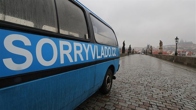 Auta zaparkovan� na Karlov� most� (29. ledna 2021)