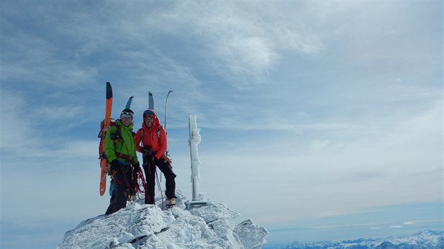 Lucie Výborná s horským vůdcem Dawem Knillem na vrcholu švýcarské čtyřtisícovkyStrahlhorn