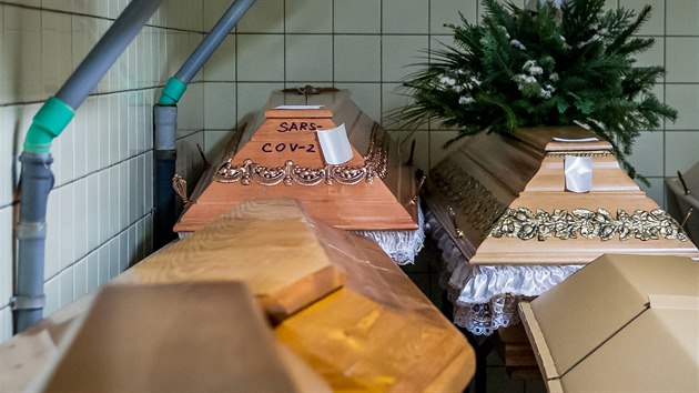 Jindřichohradecké krematorium zpopelňuje těla ve dvou dvanáctihodinových směnách.