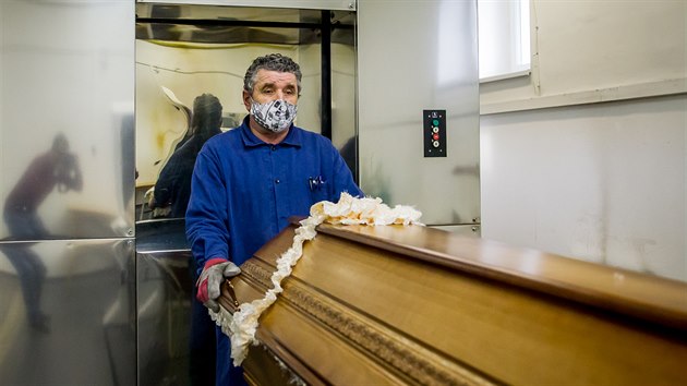 Zaměstnanec jindřichohradeckého krematoria Josef Truhlář připravuje rakev s tělem k žehu.