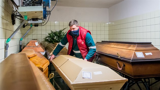 V jindřichohradeckém krematoriu momentálně spalují nebožtíky i z táborského okresu. Na snímku zaměstnanec krematoria Lukáš Vondrák.