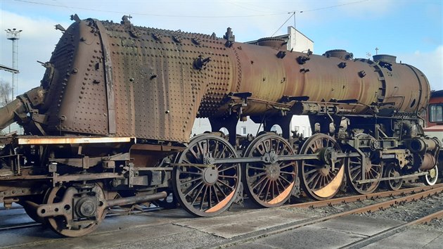 Lokomotiva Albatros 498.112 z roku 1955 po odstran�n� vn�j��ho pl�t� v �esk� L�p�.