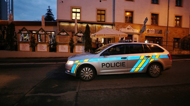 Policejn hldka projd kolem rebelujc restaurace Veranda.