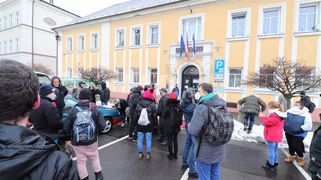 Před varnsdorfskou radnicí se sešlo zhruba třicet lidí.