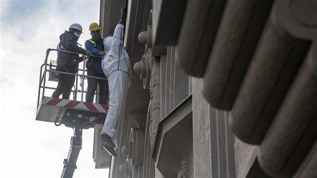 Jako poctu vem, kte pomhaj potebnm v nynj covidov dob, oblklo Muzeum umn Olomouc dlo Davida ernho - pohyblivou sochu lupie do ochrann kombinzy. Tento krok m nejen symbolick, ale i praktick vznam  overal chrn sochu ped nepzn poas v nynjm zimnm obdob, kdy nen v provozu. Socha m 210 centimetr, a tak m kombinza tu nejvt velikost XXXL.