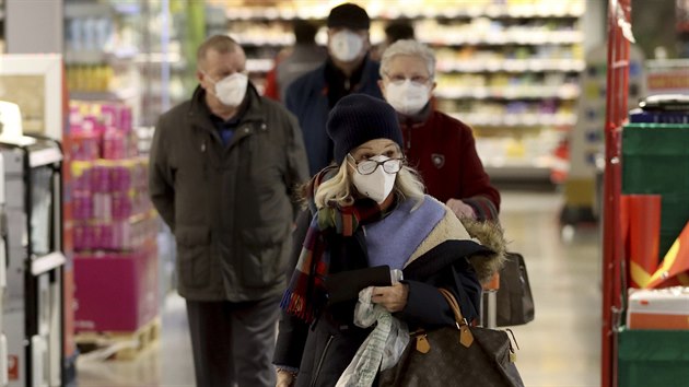 Rakousko schválilo povinnost nošení respirátorů typu FFP2. Lidé si je musí nasadit v obchodech, v prostředcích hromadné dopravy či u lékaře. (25. ledna 2021)