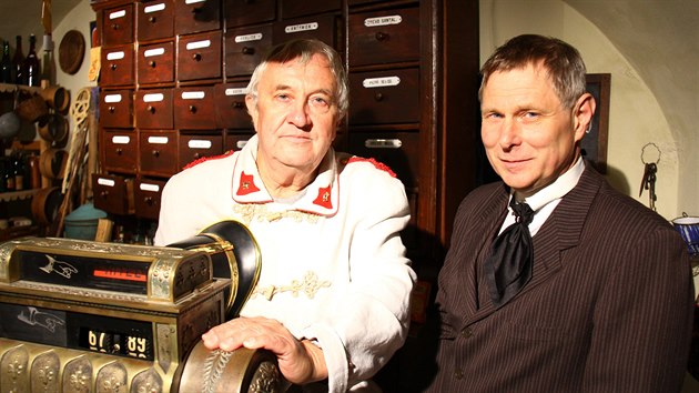 Na snímku je Čeněk Švastal (vnuk sodovkáře) v historické hasičské uniformě, vpravo je Jaroslav Buček, který Švastala hrál ve scénce k výročí návštěvy T. G. Masaryka ve Žďáře.