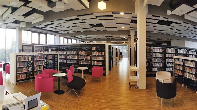 Oteven prostor, mnostv regl s knihami, ale tak koutk k posezen. To ve nabdne nov krajsk knihovna v Havlkov Brod.