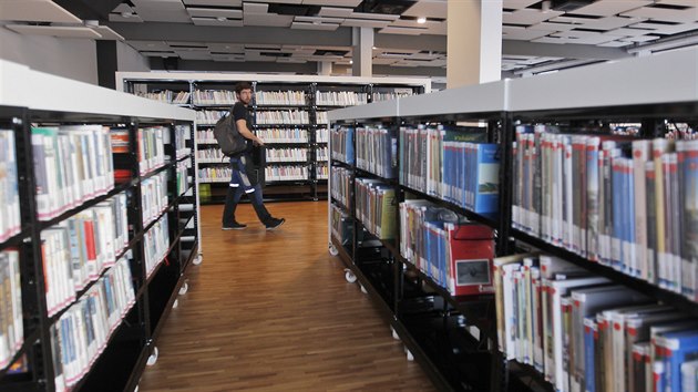 V nové havlíčkobrodské knihovně je celkem osm a půl kilometrů regálů knih.
