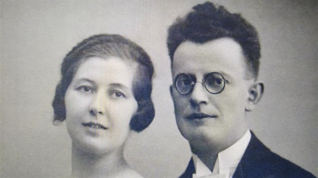 Josef Knap a jeho manelka Vlasta na svatebn fotografii z roku 1920. Tho roku se tento karirn ednk a manaer stal i editelem pletaskch zvod v Nmeckm Brod.