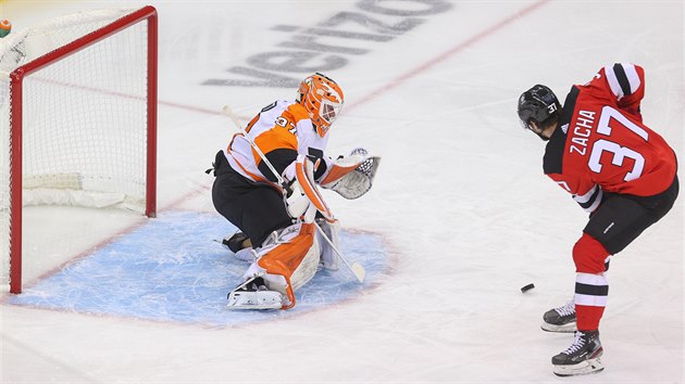 Brankář Philadelphia Flyers Brian Elliott v permanenci, do šance se řítí Pavel Zacha z New Jersey Devils.