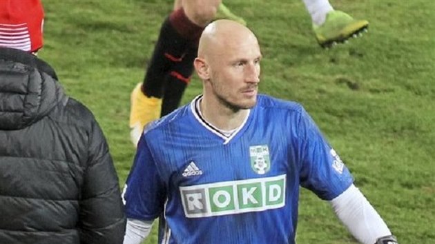 Karvinsk fotbalista Marek Janeka v prvn lize nastoupil u na vech postech. Proti Slavii i jako nhradn brank.