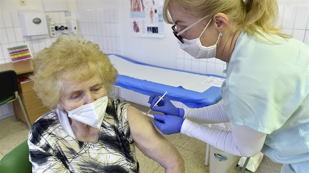 Zdravotní sestra Marie Hánečková očkuje seniorku v Kroměřížské nemocnici, kde začali seniorům starším 80 let aplikovat vakcínu proti covidu-19.