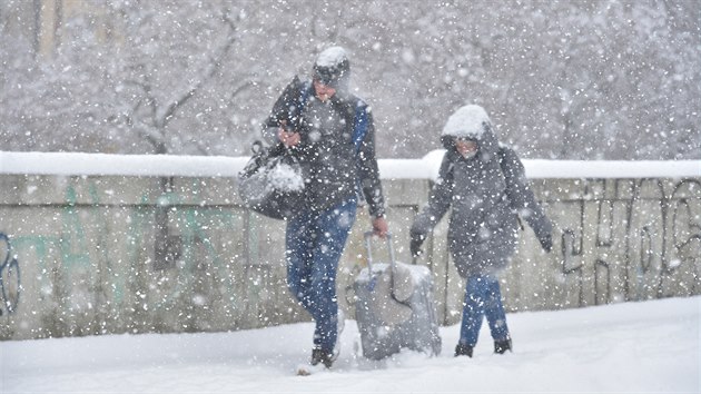 V Karlových Varech 26. ledna 2021 hustě sněžilo.