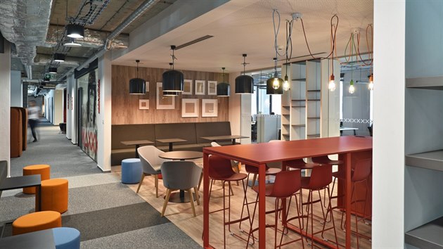 Podlaha je ve většině kancelářských prostor kryta kobercem, který je v navazujících odpočinkových zónách kombinován s vinylem v dřevodekoru.