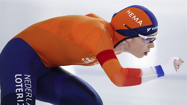 Nizozemská rychlobruslařka Antoinette de Jongová v závodě na 3000 metrů v Heerenveenu.