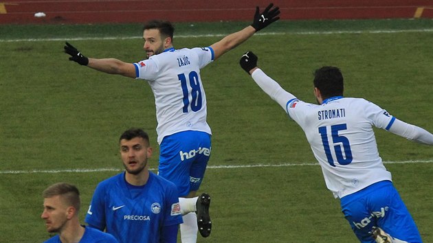 Ostravský Tomáš Zajíc (vlevo) se raduje z gólu v zápase s Libercem. S gratulací k němu spěchá Patrizzio Stronati.