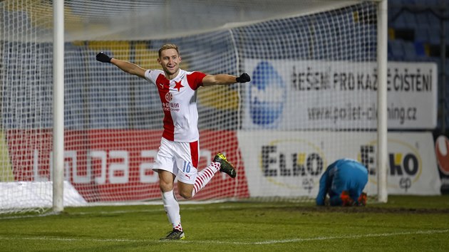 Slávistický útočník Jan Kuchta se raduje z jednoho ze svých tří gólů v zápase se Zlínem.