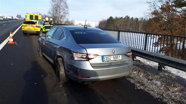 Dv zrann si vydala nehoda dodvky a policejnho auta na dlnici D1 na Beneovsku. (21.1. 2021)