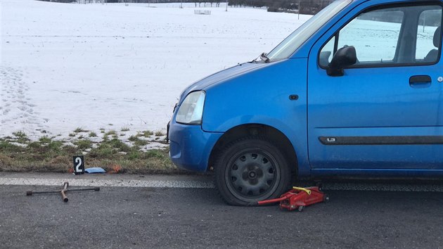 Řidič srazil muže, který na silnici ve směru na Benešov vyměňoval kolo auta. (22.1.2021)