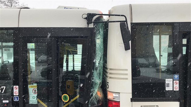 V Praze na Chodově se srazily dva autobusy. (26.1.2021)