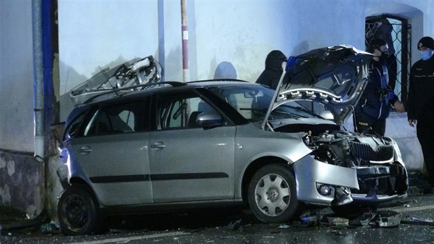 Auto po nehod t vozidel skonilo na chodnku, kde srazilo dv dti. (26.1.2021)