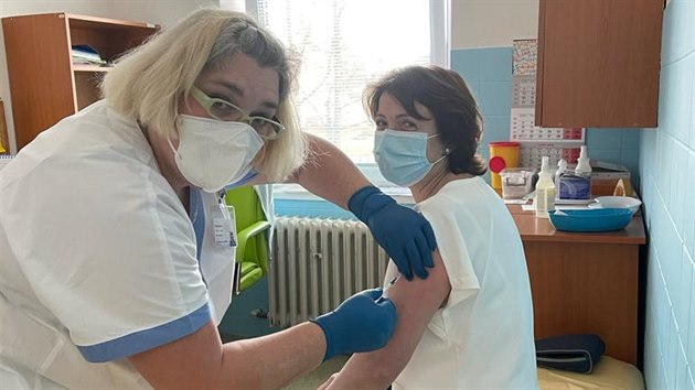 Starostka Jeseníku Zdeňka Blišťanová byla přednostně očkována proti koronaviru. Podle ní kvůli propagaci očkování u veřejnosti.