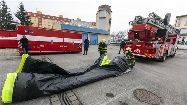 Díky finančnímu daru města Olomouce získali krajští hasiči mimo jiné seskokovou matraci pro záchranu lidí z výšek. Její příprava trvá několik desítek sekund, do minuty ji pak hasiči nafouknou pomocí vzduchové lahve.