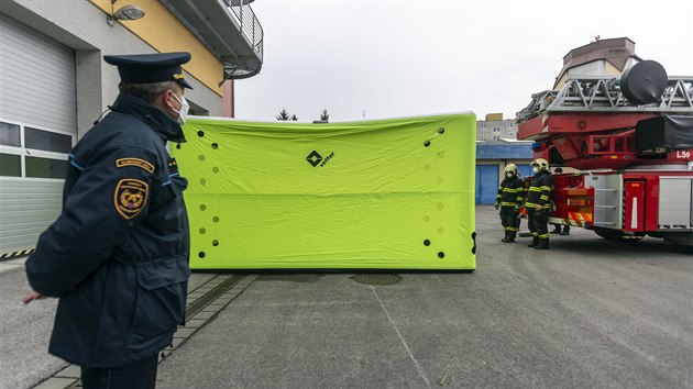 Díky finančnímu daru města Olomouce získali krajští hasiči mimo jiné seskokovou matraci pro záchranu lidí z výšek. Dokáže zbrzdit pád až z 25 metrů.